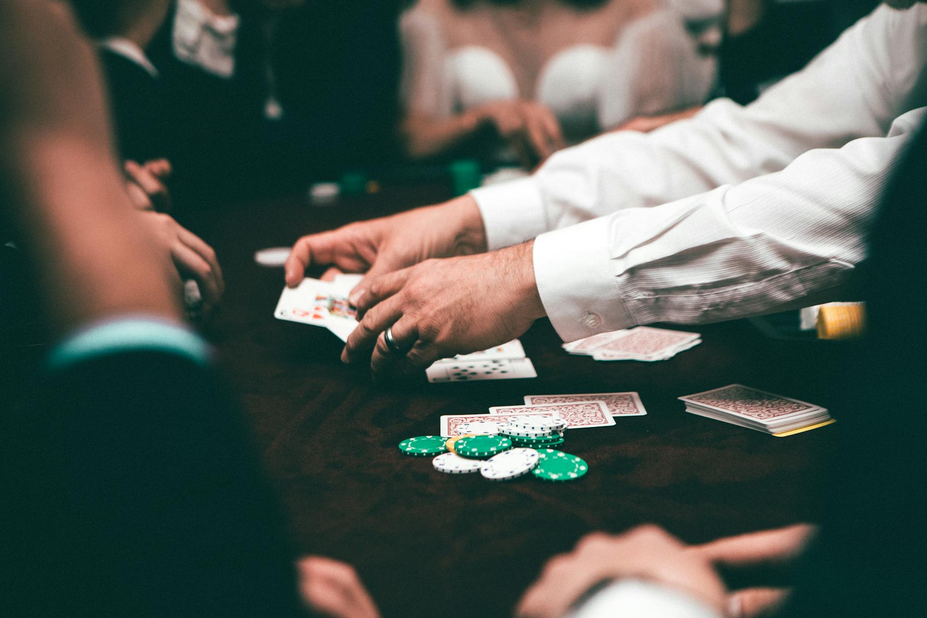 Roulette châu Âu thường được ưu tiên hơn vì lợi thế nhà cái thấp hơn roulette Mỹ.